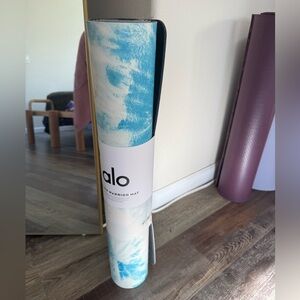 Alo Yoga Warrior Mat in Blue and White NEW